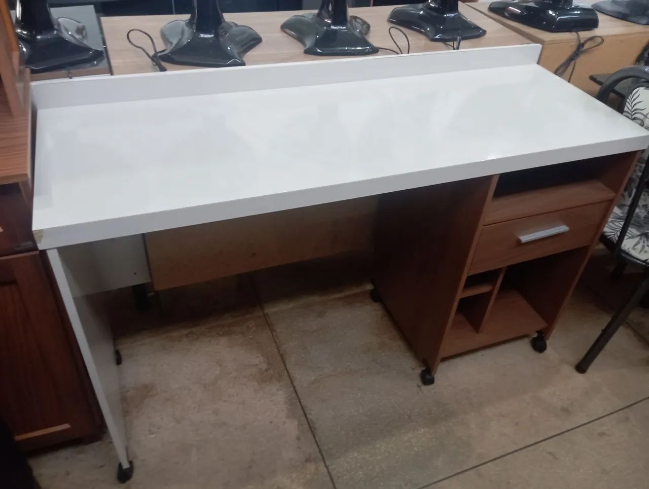 Escrivaninha nova com rodinhas 