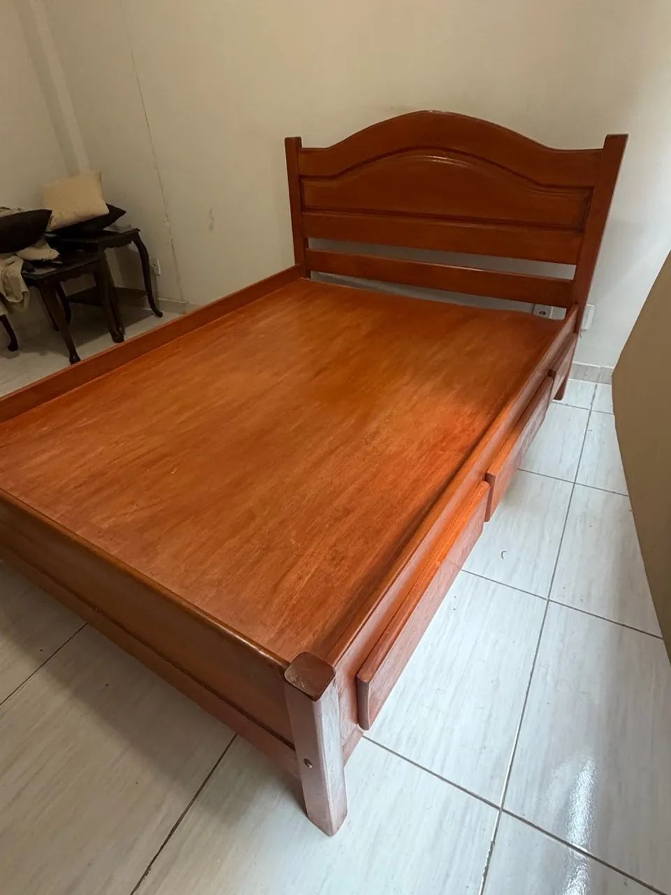Cama de madeira com colchão e 6 gavetas ( semi nova  - Foto 2