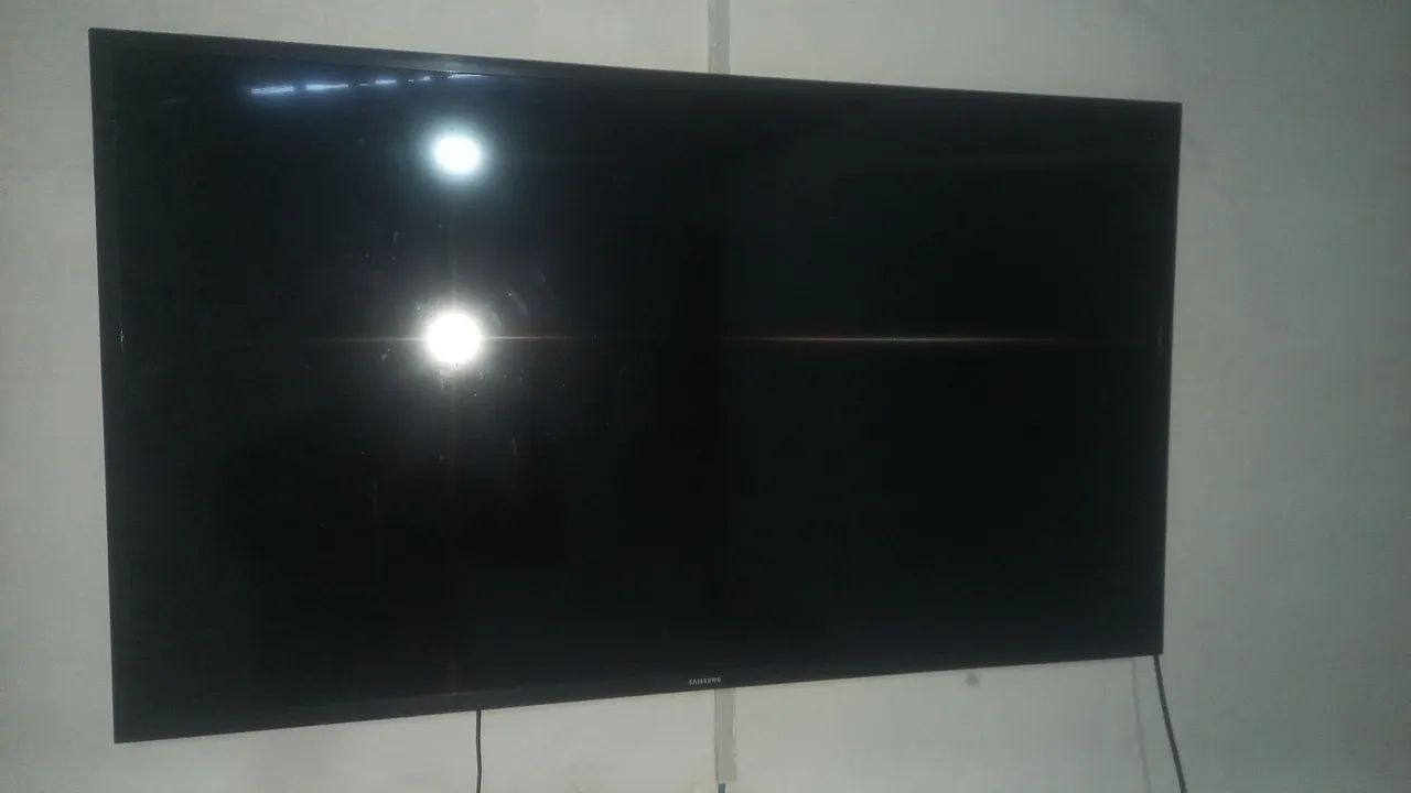 Vendo TV Samsung 43 polegadas,  sai áudio mais a tela tá branca acompanha controle . - Foto 2