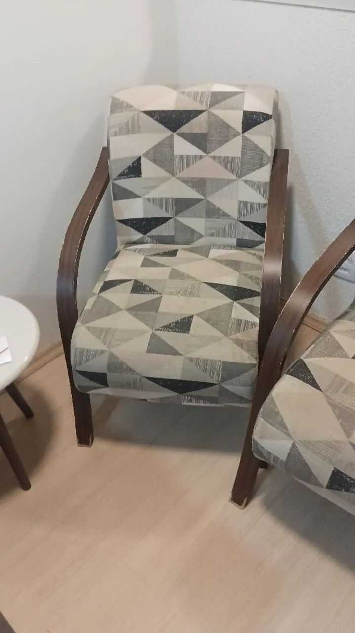 VENDO PAR DE POLTRONAS DE MADEIRA 