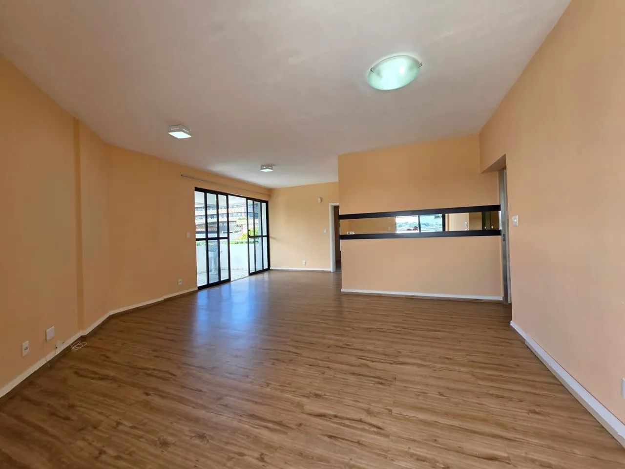 ALUGO apartamento com ( sala com 2 varandas) - Foto 2