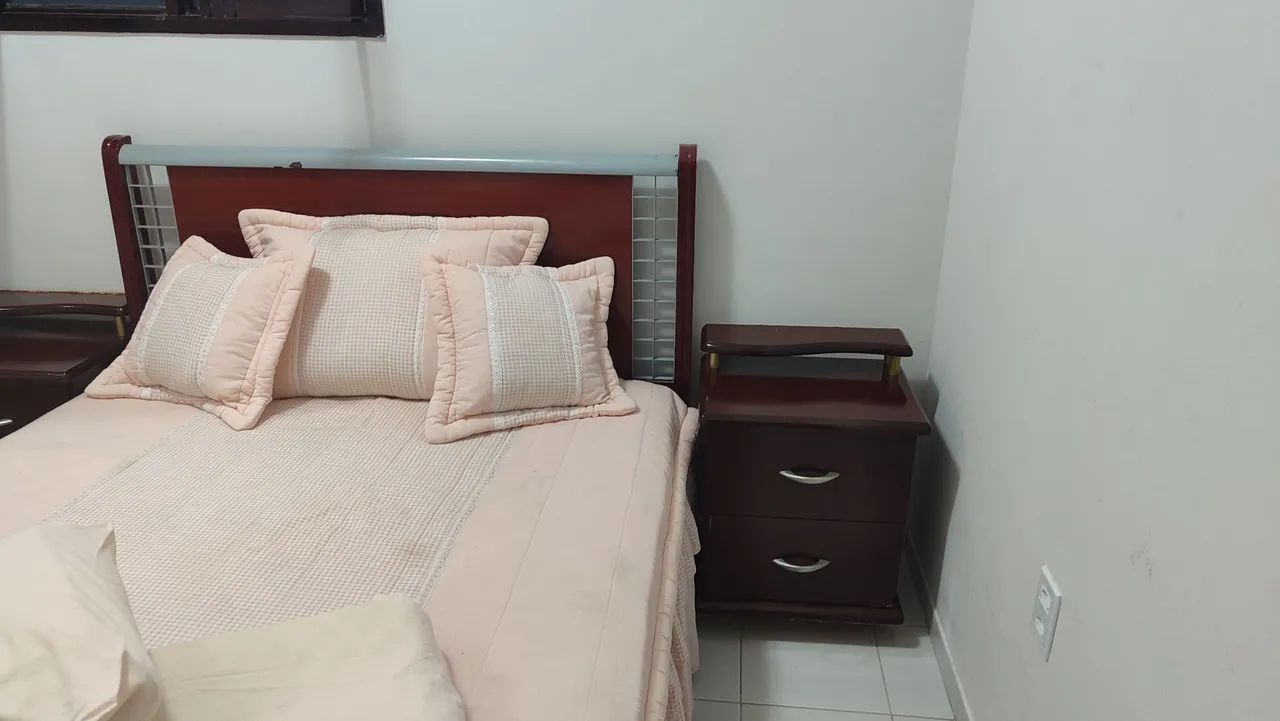 Cama casal e criados 