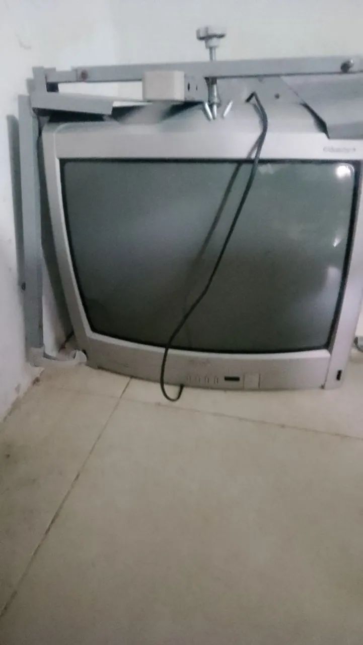 Televisão de tubo 20' polegadas.