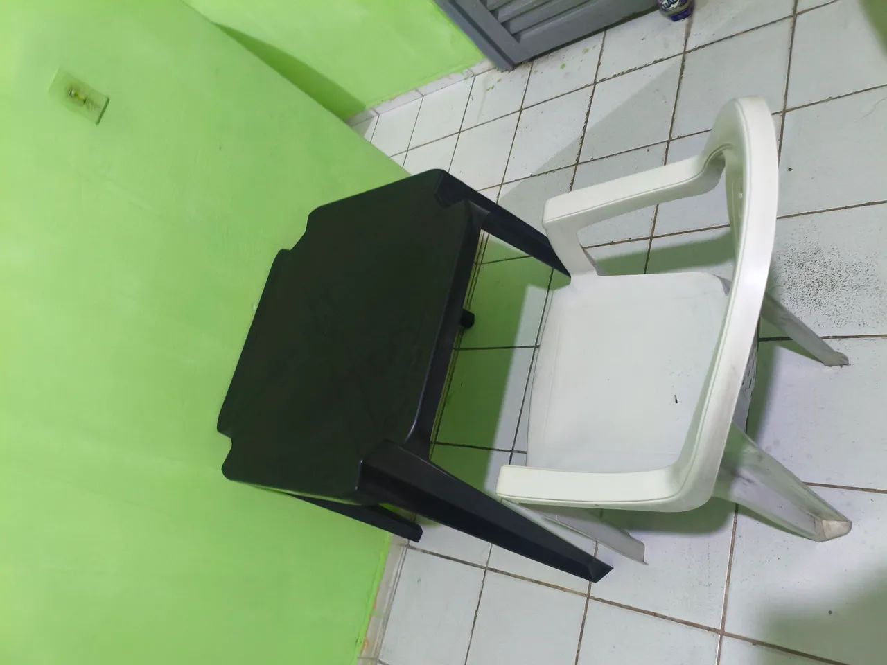 Mesa de plástico com uma cadeira  - Foto 2