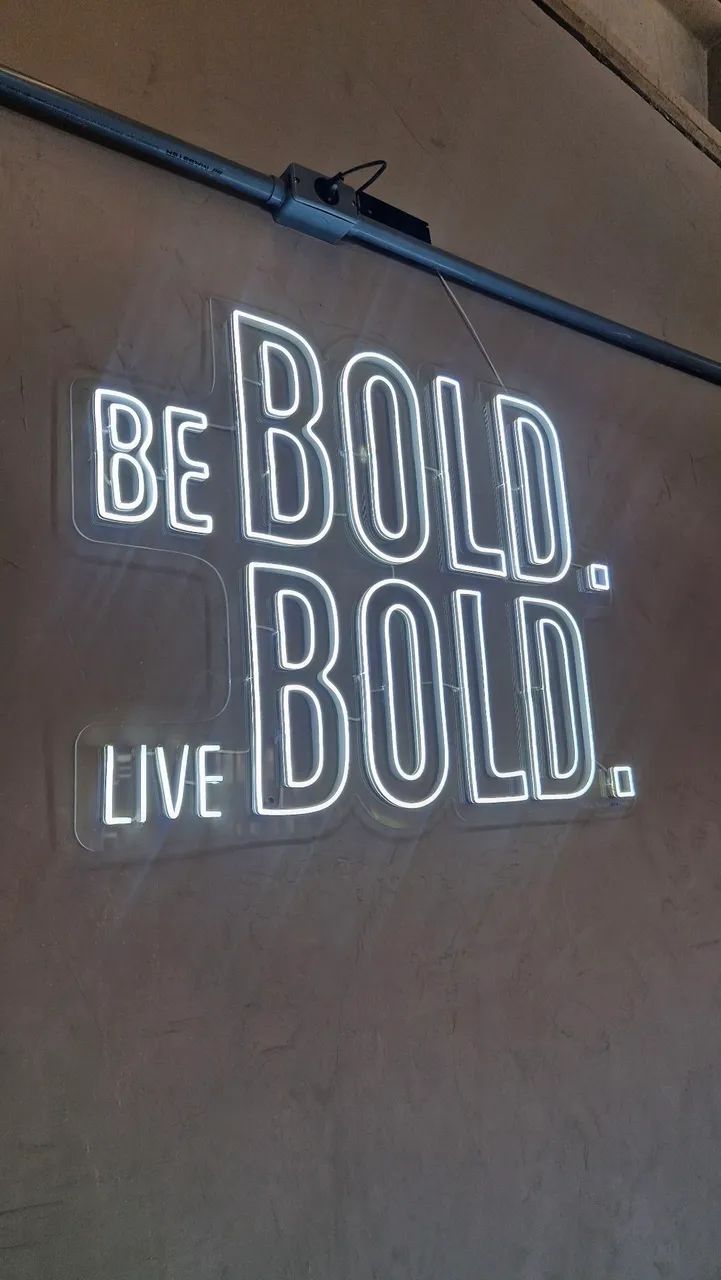 Letreiro BE BOLD. LIVE BOLD  - Foto 2