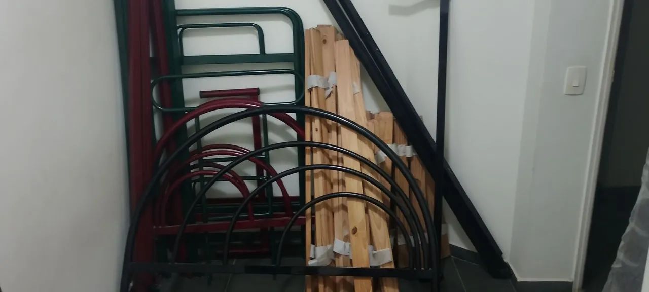Cama beliche de ferro com estrados de madeira e 2 colchões 