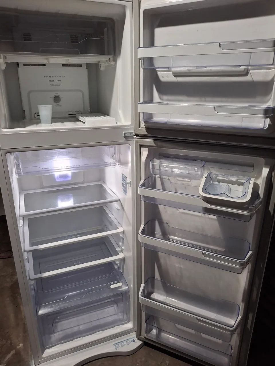 Geladeira 220v semi nova 