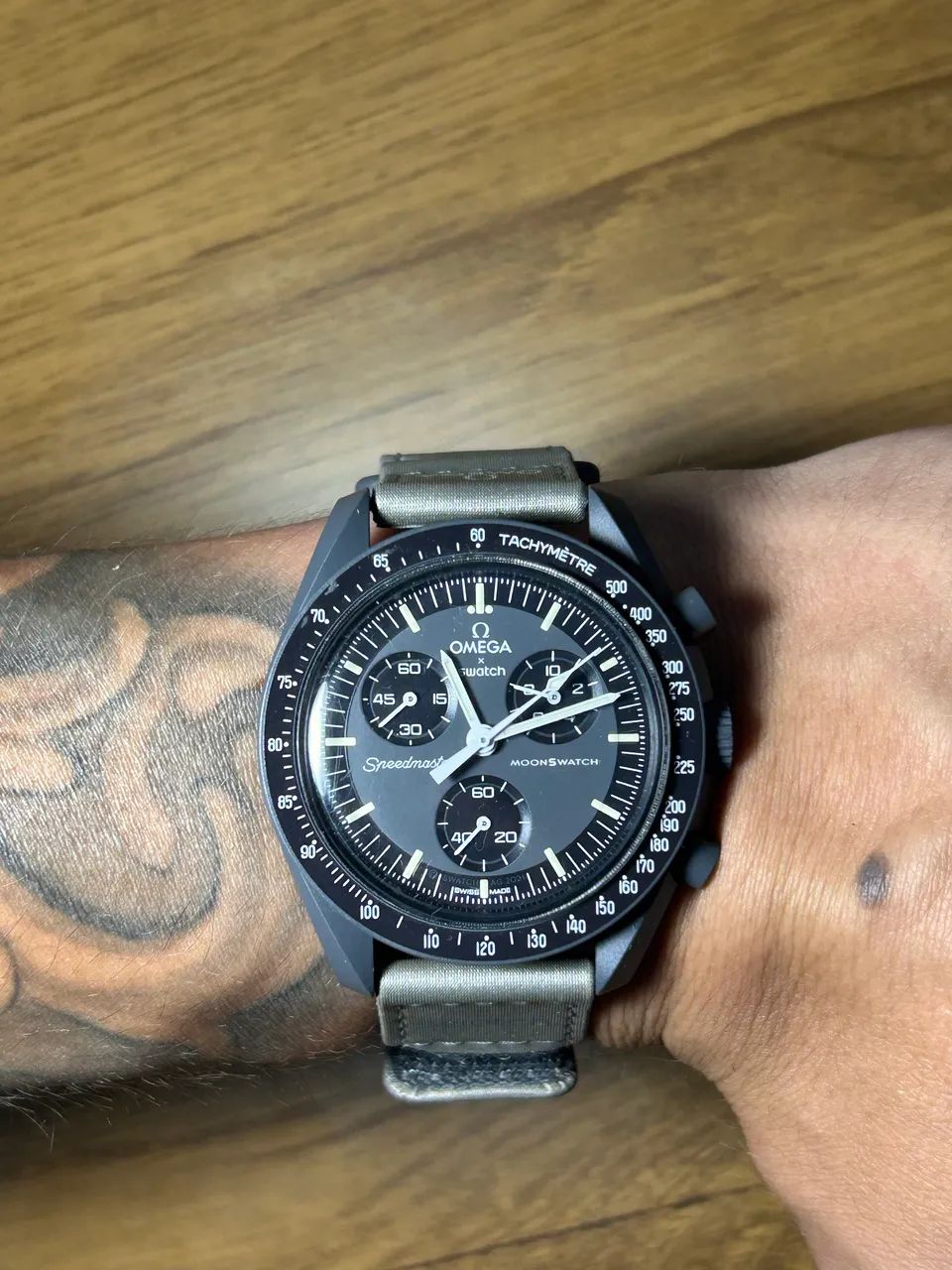 Relógio Omega x Swatch original em estado de novo, usado