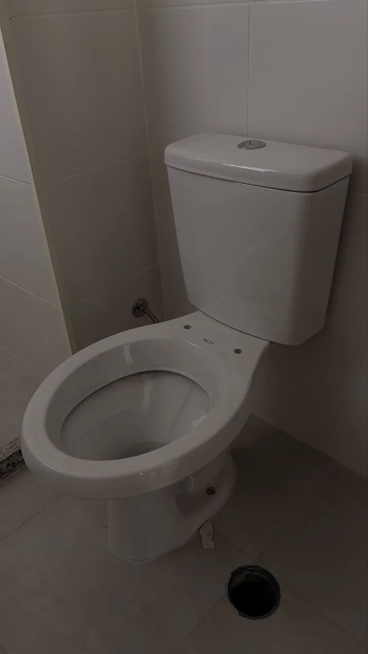 2 Vasos Sanitários Roca com Caixa Acoplada - Brancos