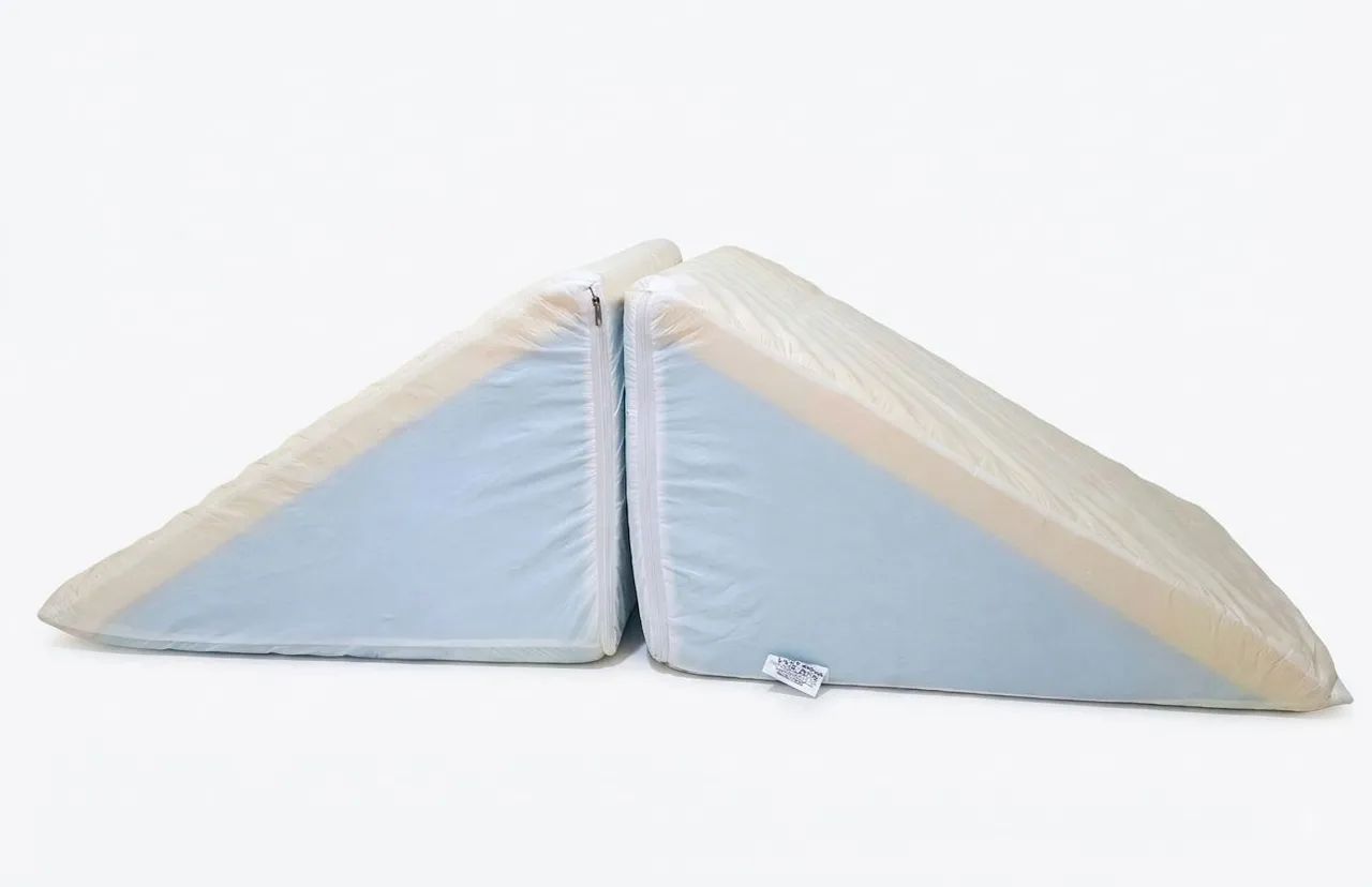 Kit-Almofada Encosto Triangular Terapêutico + Capa Impermeável