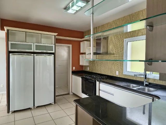 Linda casa com 4 suítes, piscina e vista espetacular em Sambaqui - Foto 8