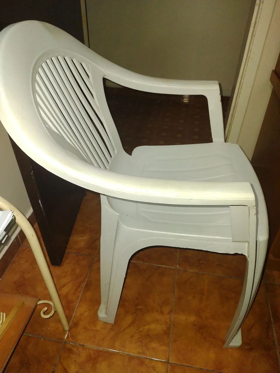 CADEIRA DE PLÁSTICO GROSSO - Foto 2