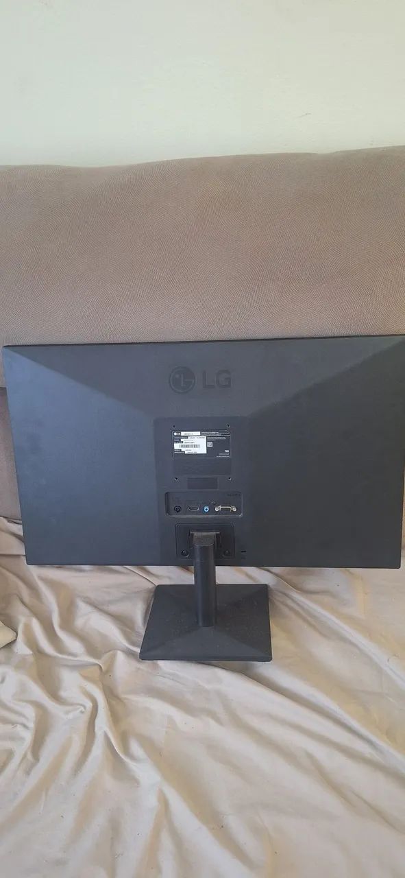  Monitor  LG  vem com o cabo Hdmi e o cabo de força 