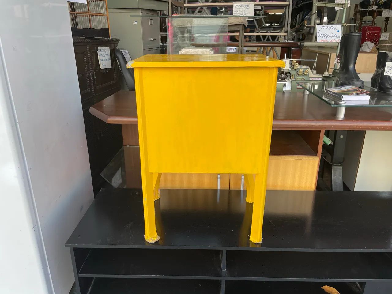 Mesa de Cabeceira Amarela com Duas Gavetas Branca - Foto 5