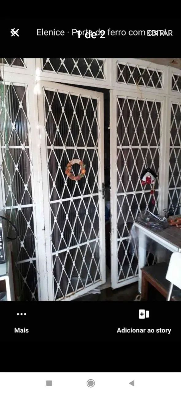 Porta de ferro já com os vidros. Mede 2.06 de largura x 2.15 de altura.