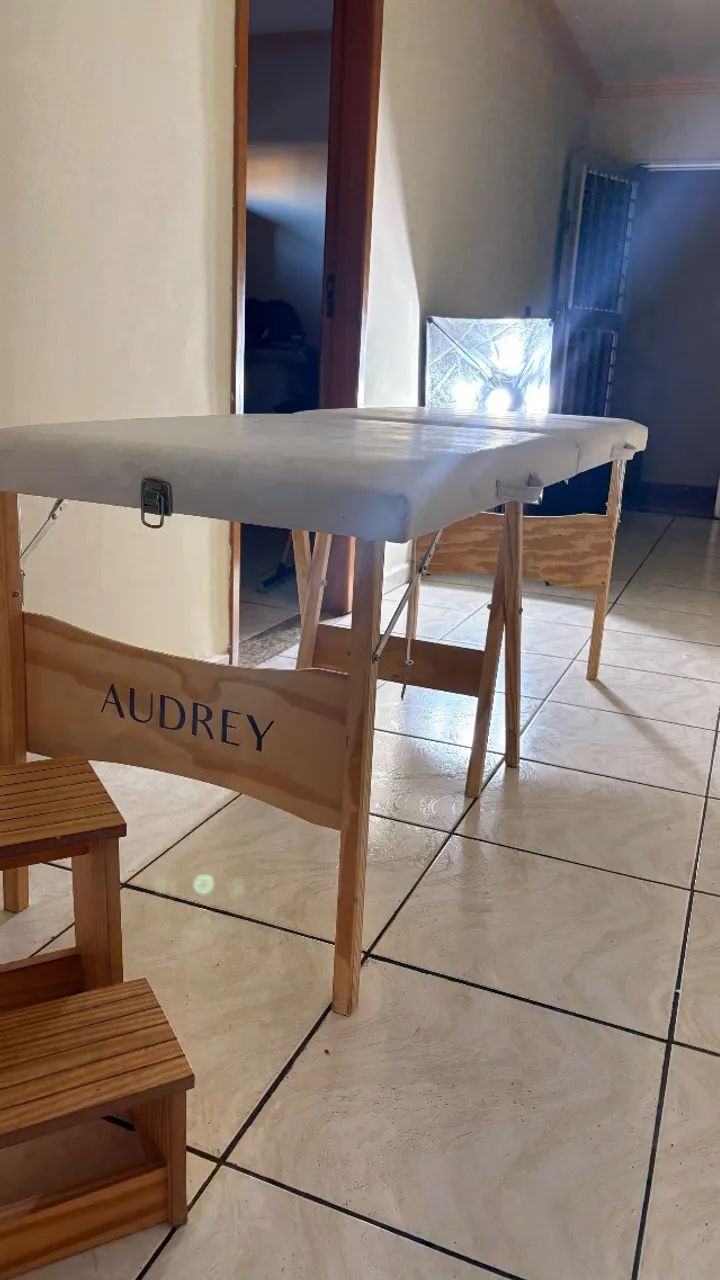 Vendo maca com escada para estética em perfeito estado 