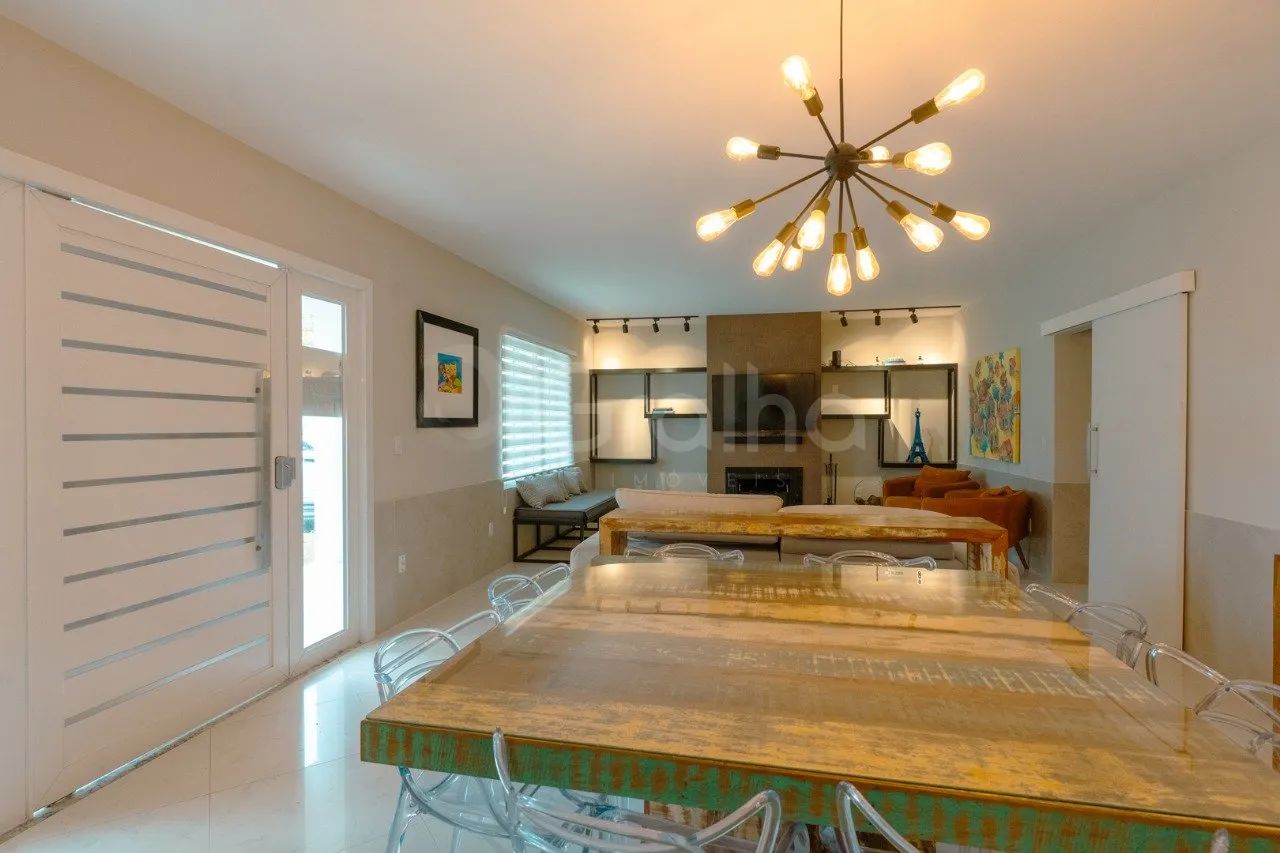 Casa de 328m² com 5 quartos sendo 3 suítes no Sambaqui - Foto 2