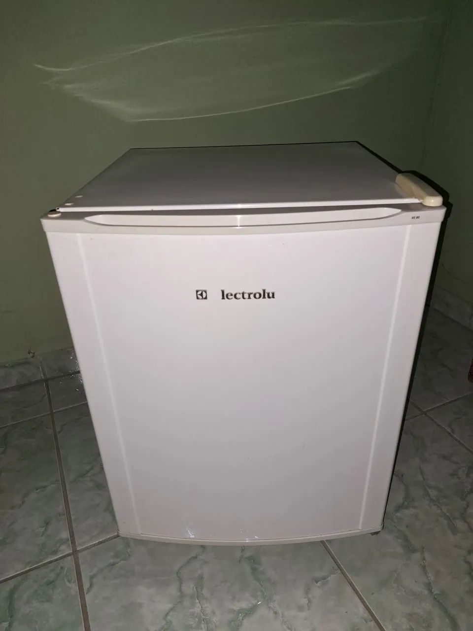 Frigobar Electrolux 80L