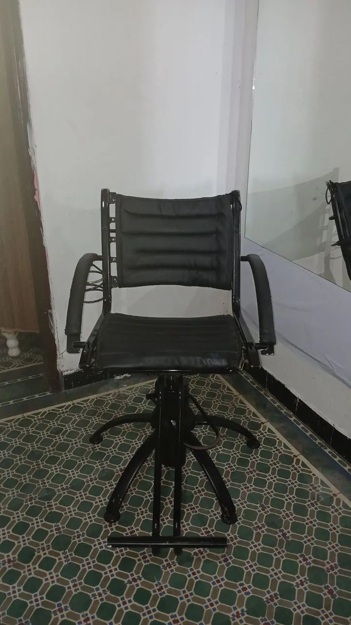 Cadeira de salão com suporte para secador junto com um espelho  - Foto 5