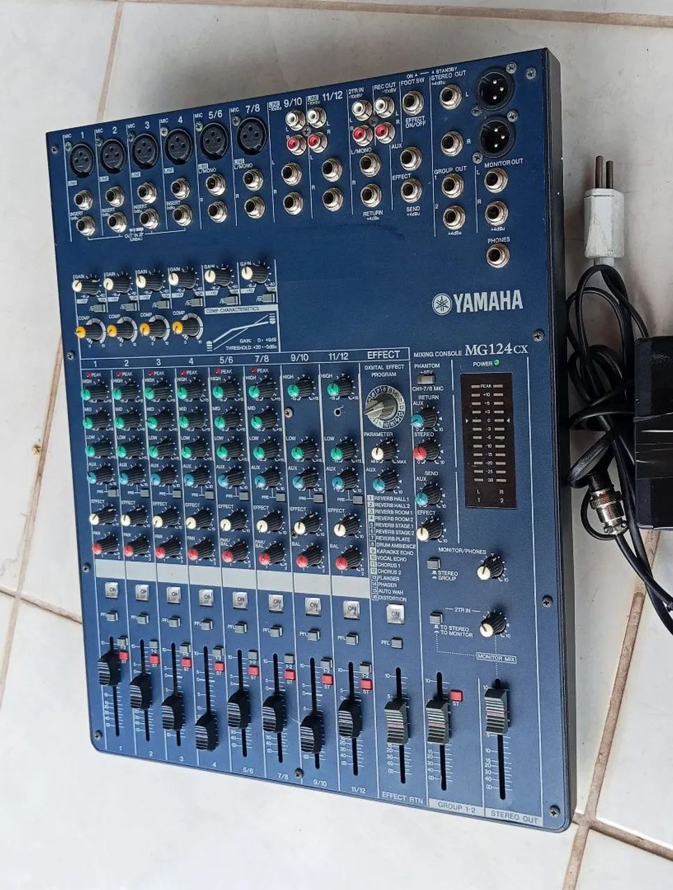 Mesa de som Yamaha mg124cx. - Foto 2