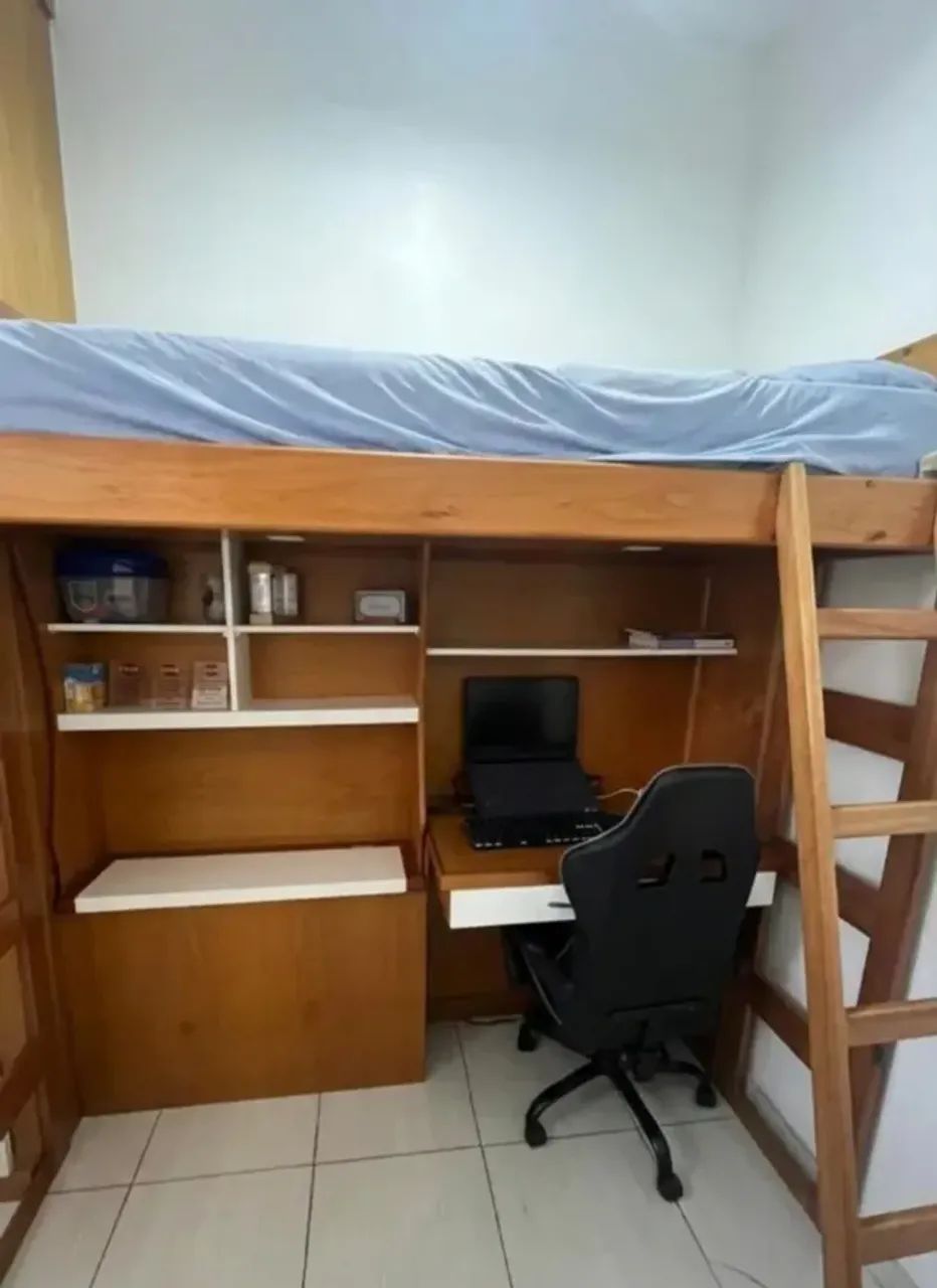 Cama de madeira maciça com escrivaninha e baú - Foto 2