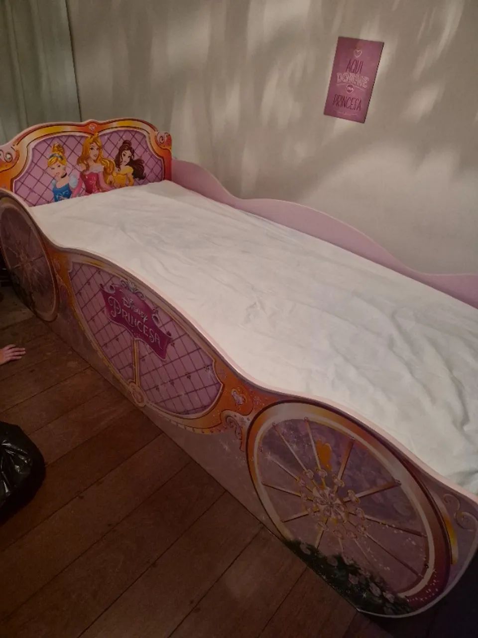 Cama de menina de princesa sem colchão e mesa de apoio de cama