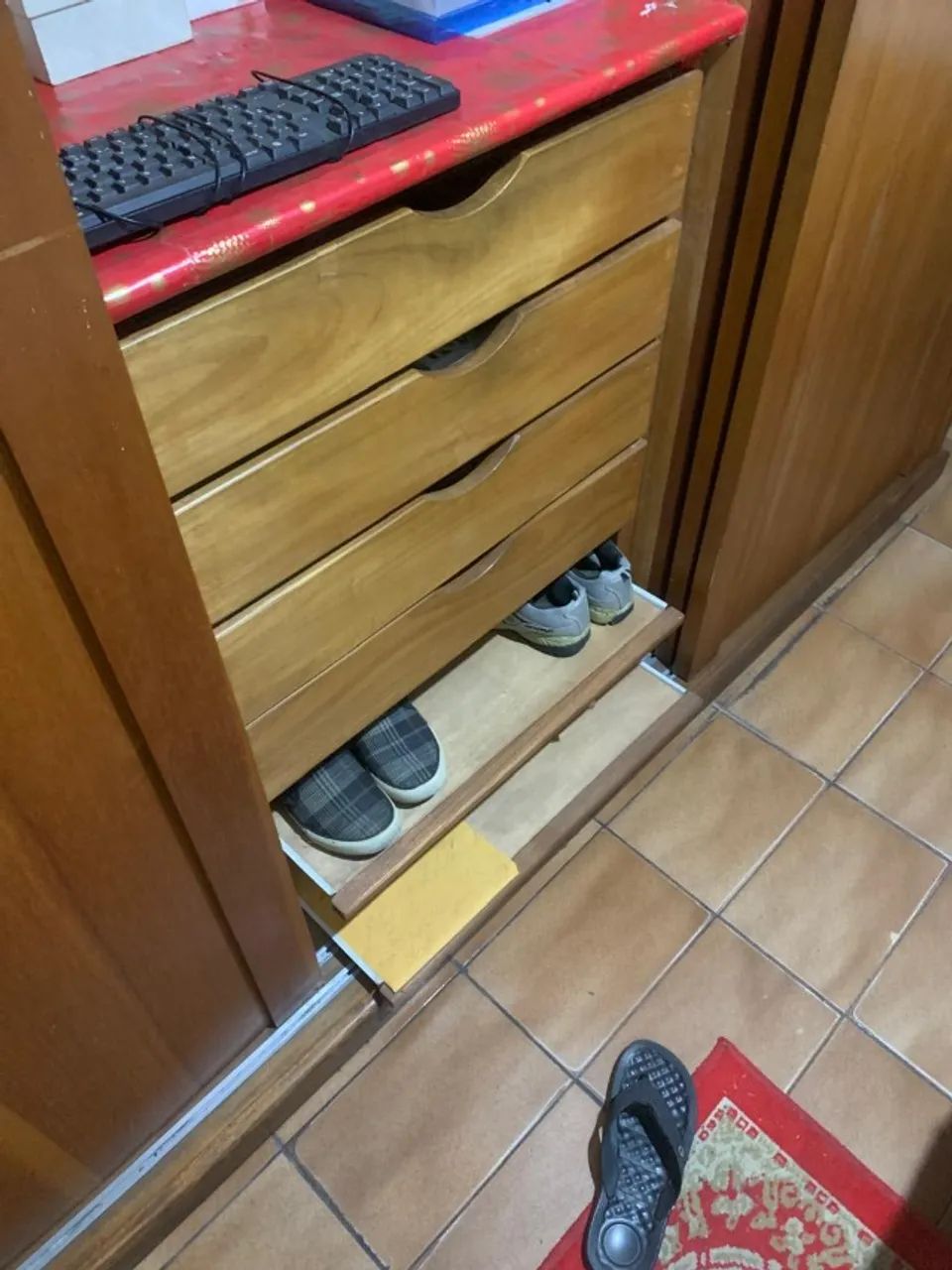 Belíssimo guarda roupa de madeira - Foto 4