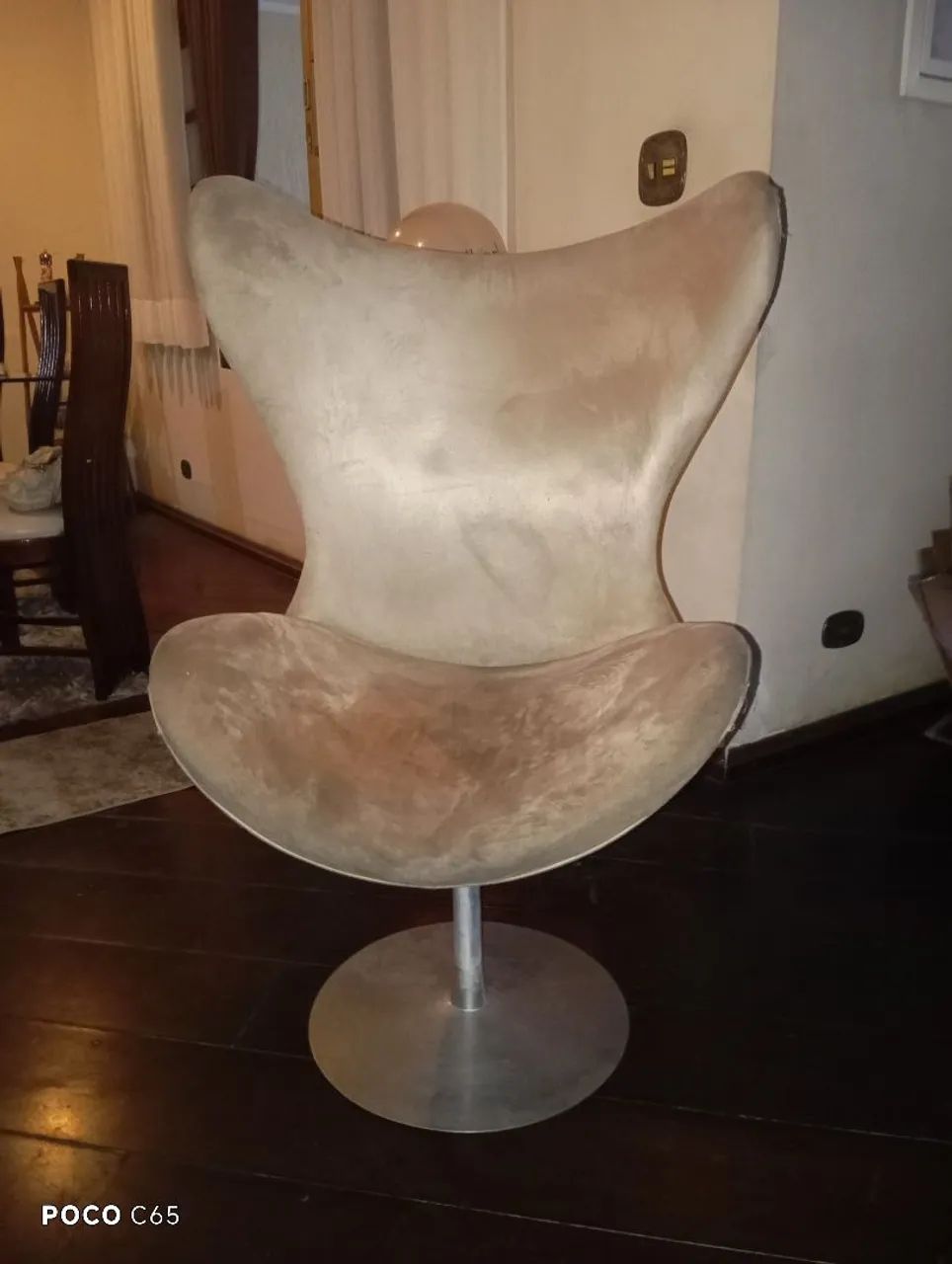 Poltrona giratória modelo egg em Suede bege com base disco de inox