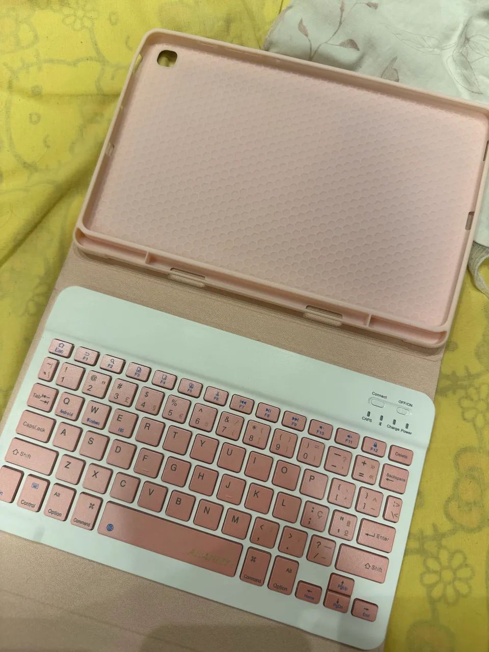 Capa com teclado Bluetooth Samsung s6 lite  - Foto 2