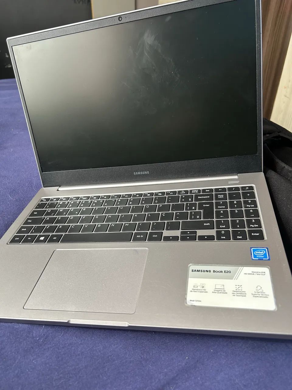  Notebook Samsung Book E20, com 4 GB de RAM e HD de 500 GB