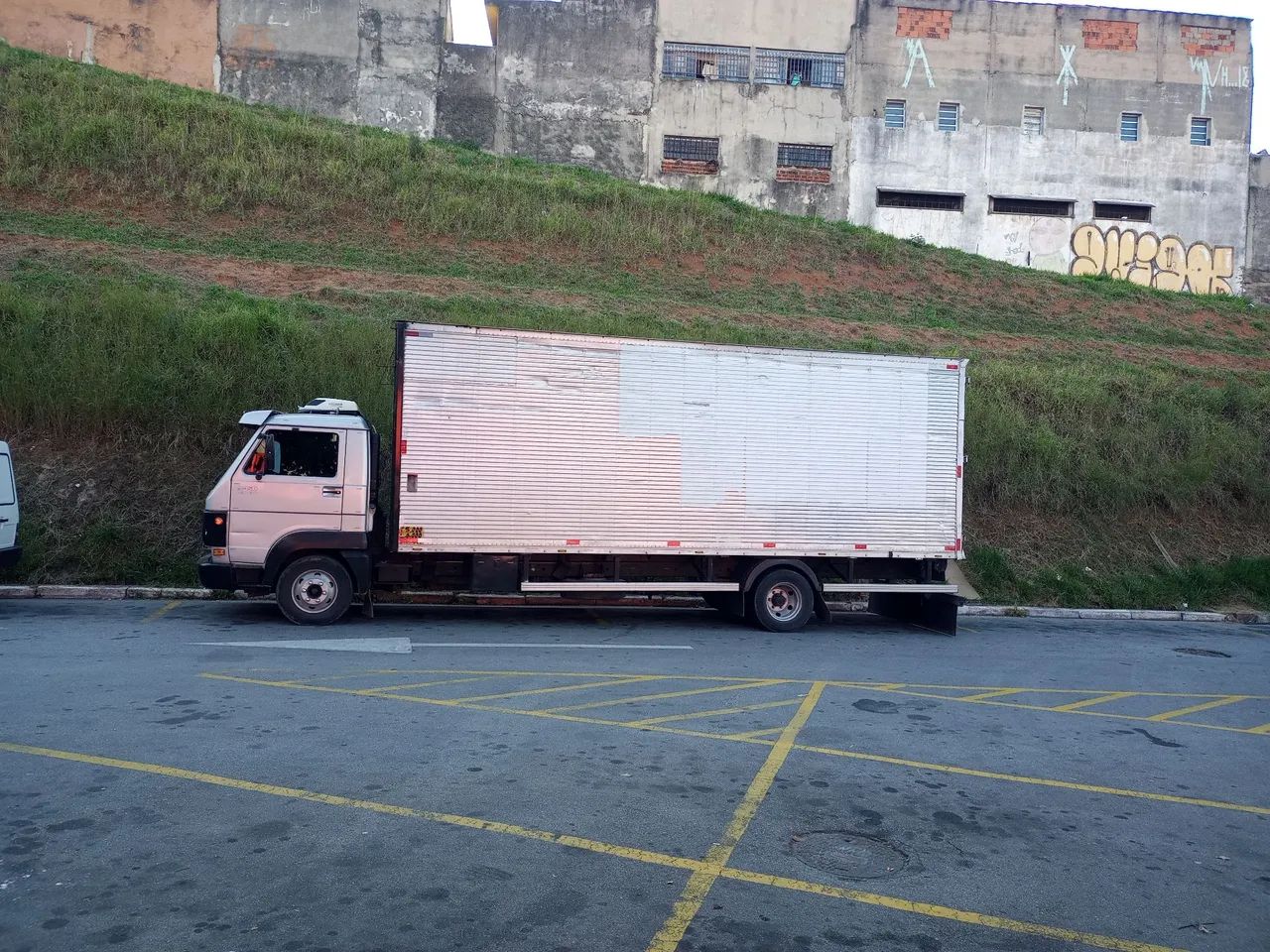 Caminhao bau 7 metros ótimo estado - Foto 2