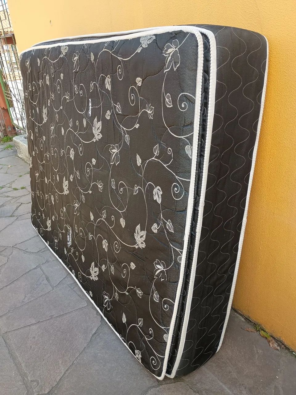 Colchão de molas, tamanho casal.