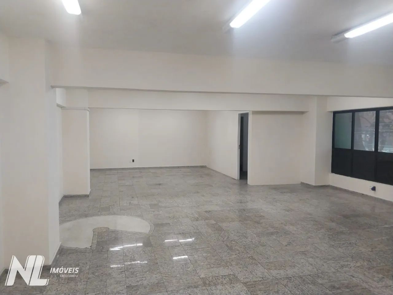 Sala Comercial Ampla no Tirol | Recepção, Salão e Vaga de Garagem - Foto 4