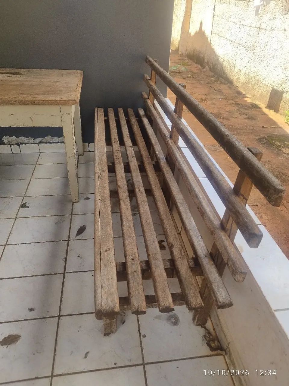 Mesa de madeira com banco  - Foto 2