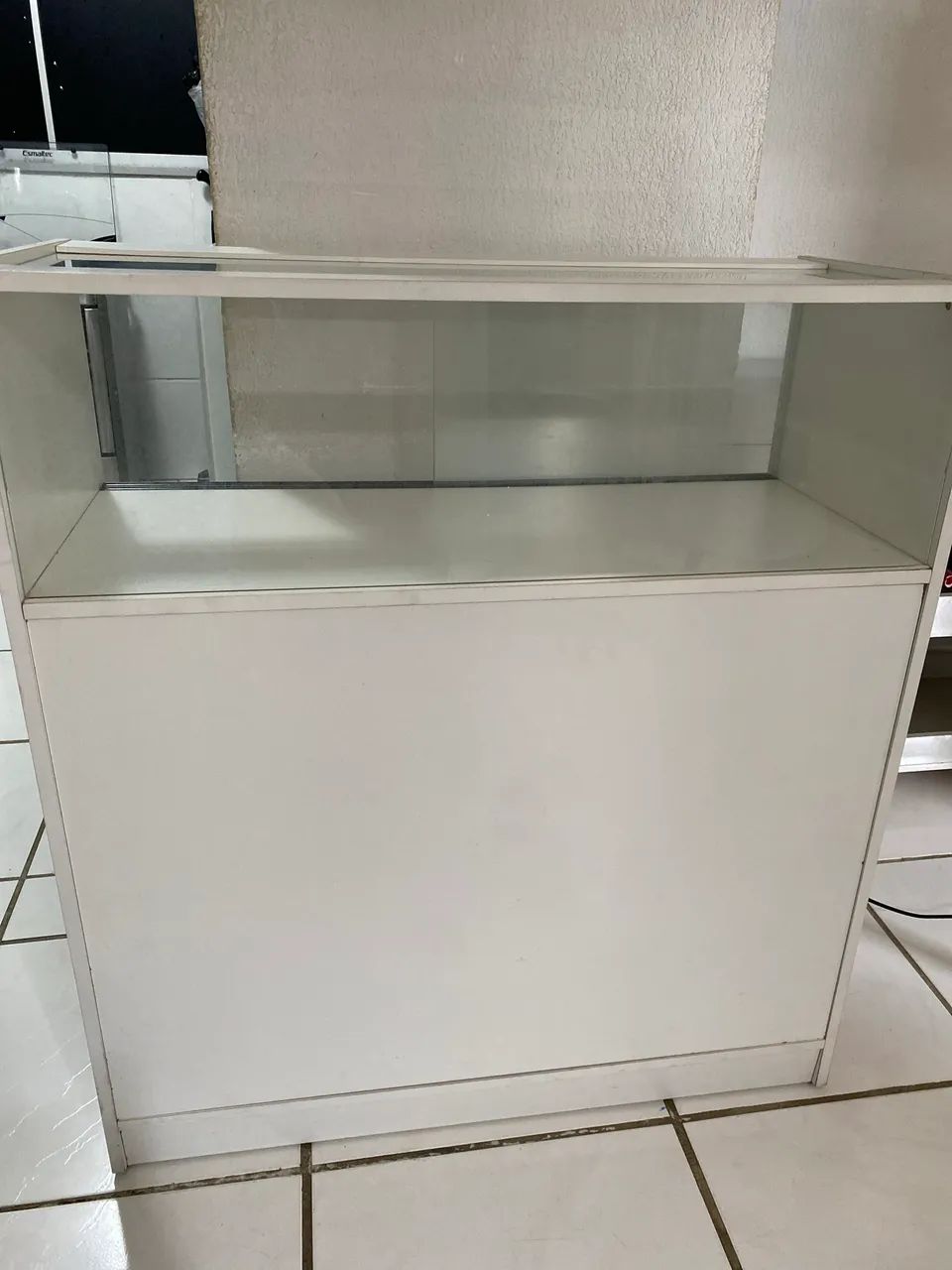 Reception counter with glass