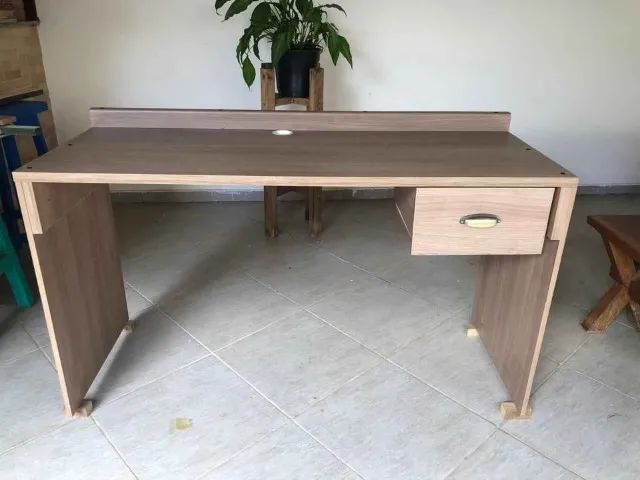 Vendo uma Escrivaninha nova com gaveta (MDF) com rodinhas - Foto 4