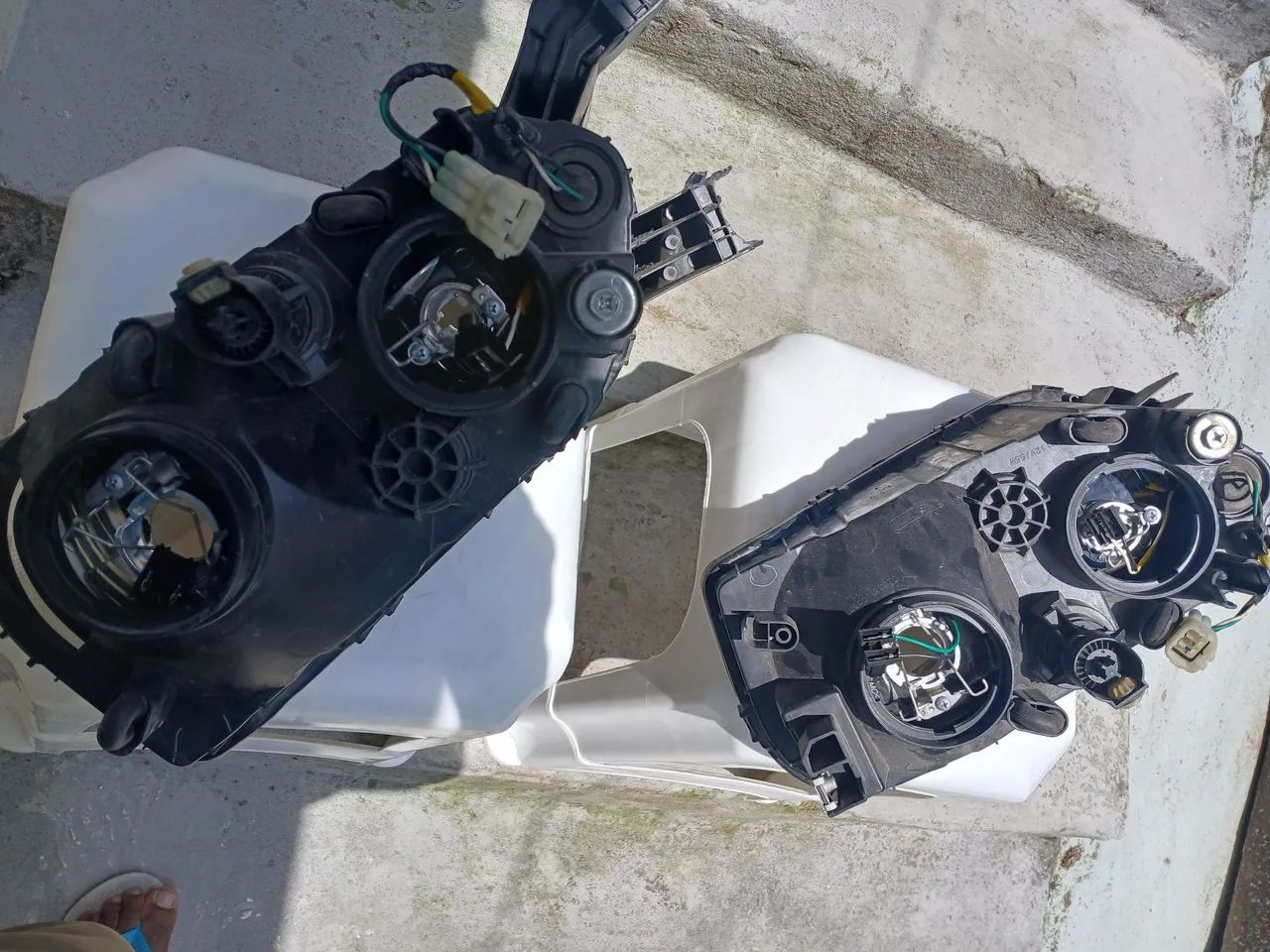Par de  farol  do   kwid tem que arrumar  o. Suporte do parafusos  - Foto 4