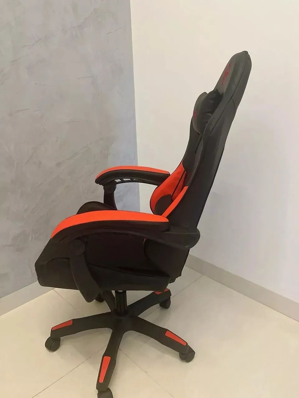 Cadeira Gamer Preta e Vermelha NOVA, na caixa! - Foto 2