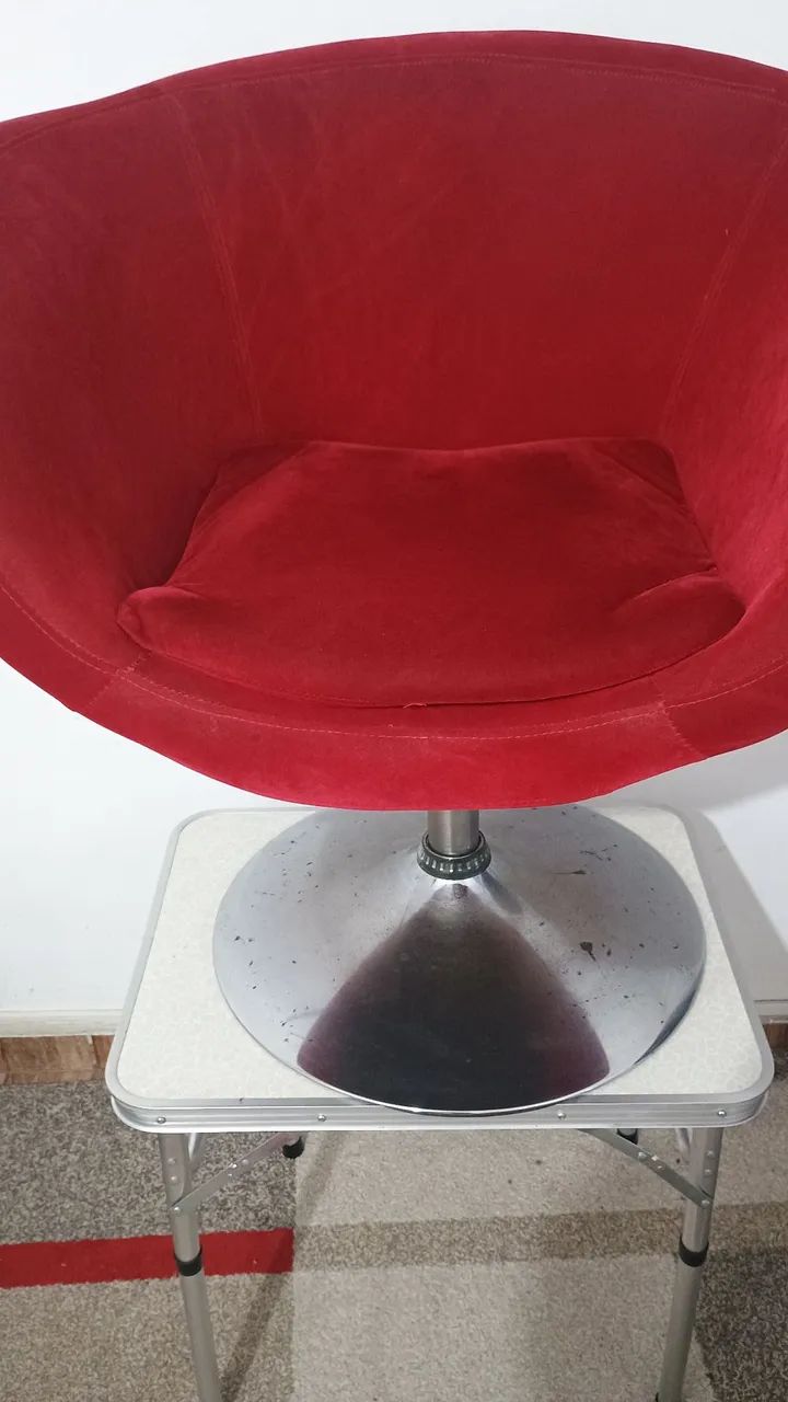 Vendo Poltrona Vermelha Giratória ajustável assento veludo  - Foto 5