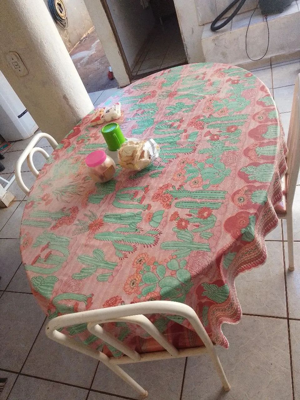 Mesa com 4 cadeiras 