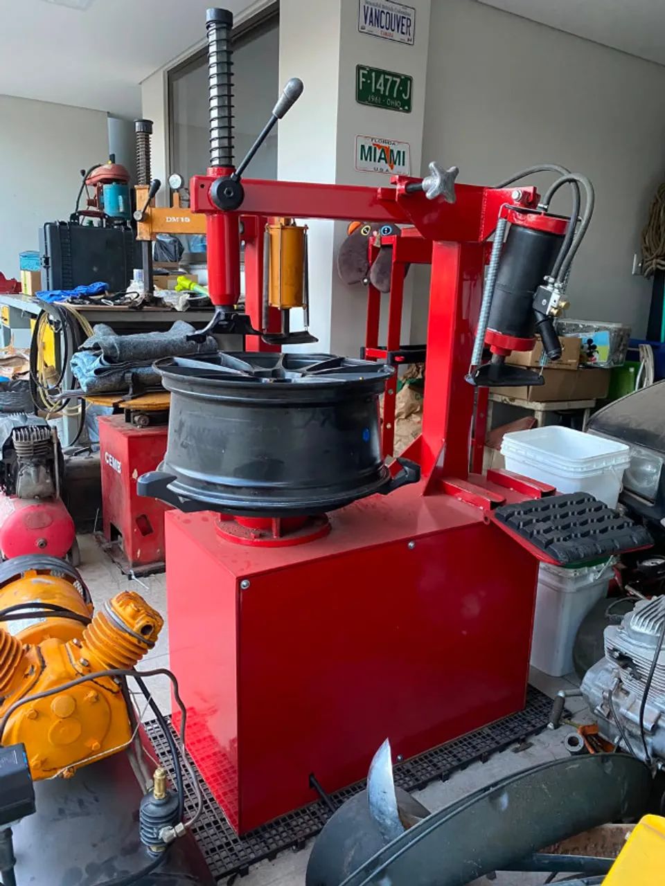 Máquina de montar e desmontar pneu trifásica - Foto 5