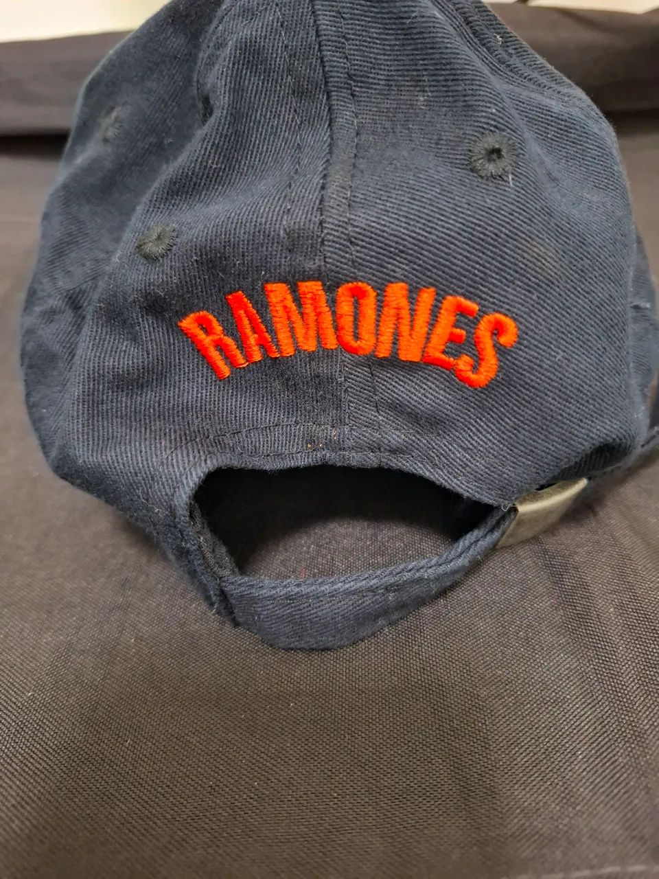 Boné Ramones bordado muito novo  - Foto 3
