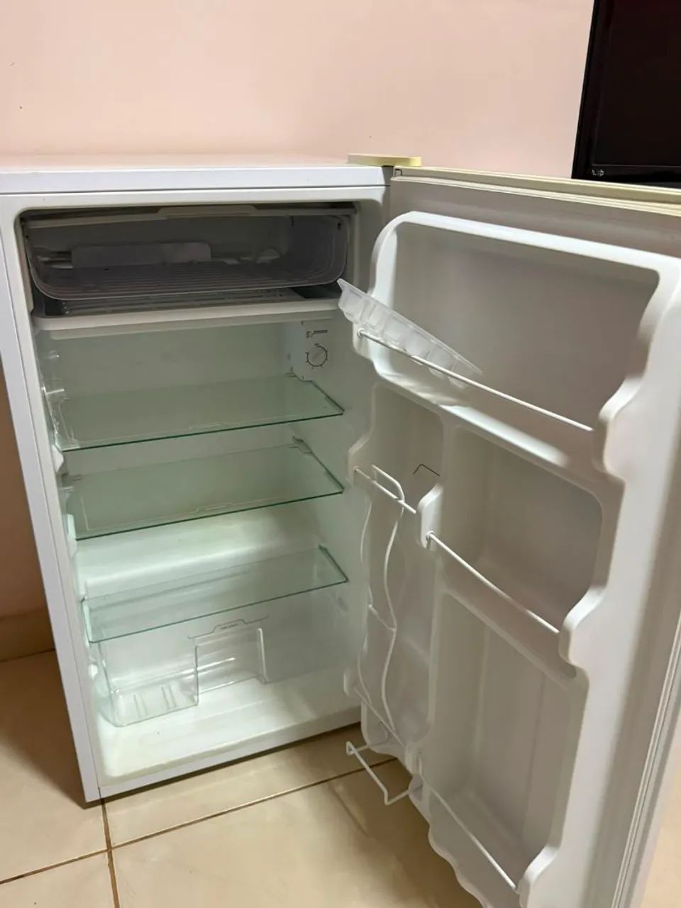 Frigobar MIDEA 93 litros bem conservado. - Foto 4