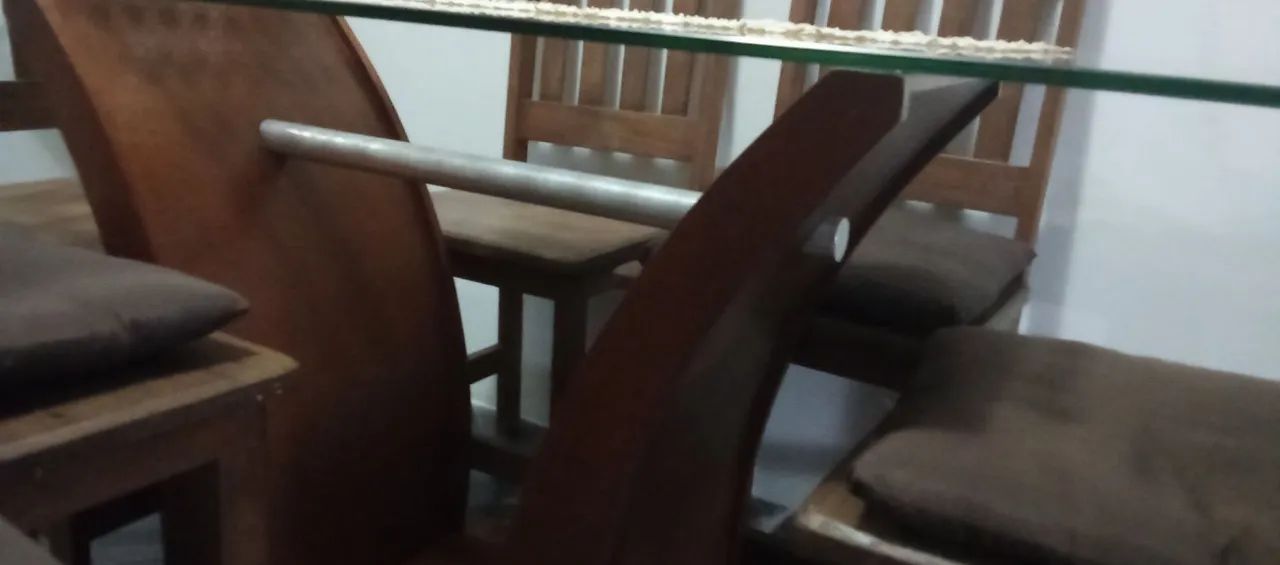 Mesa de madeira imbuia com 6 cadeiras e tampo de vidro temperado  - Foto 3