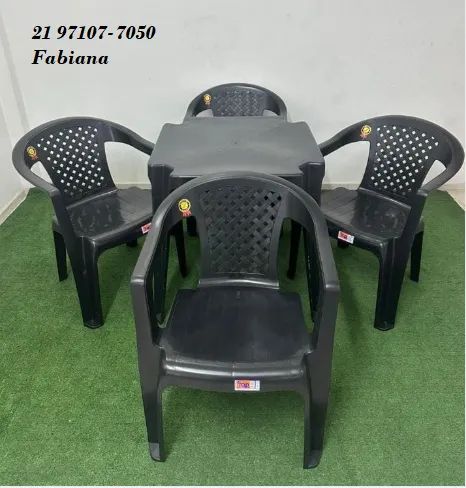 Mesa com poltronas de encosto telado 