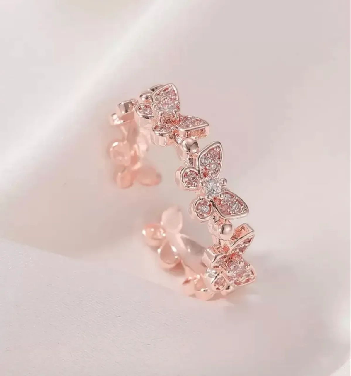 Anel borboleta com pedraria rose ajustável 