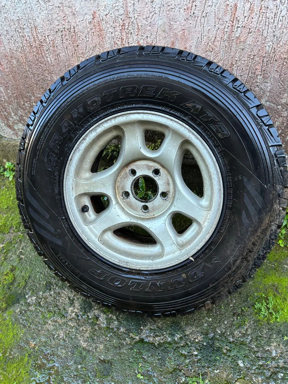 Um Pneu com aro - Foto 2
