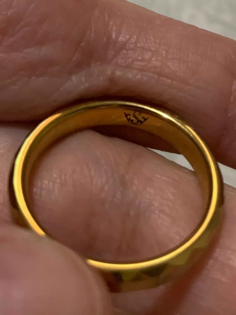 PAR DE ALIANÇAS SPLENDORI - TUNGSTÊNIO BANHADA A OURO  - Foto 5