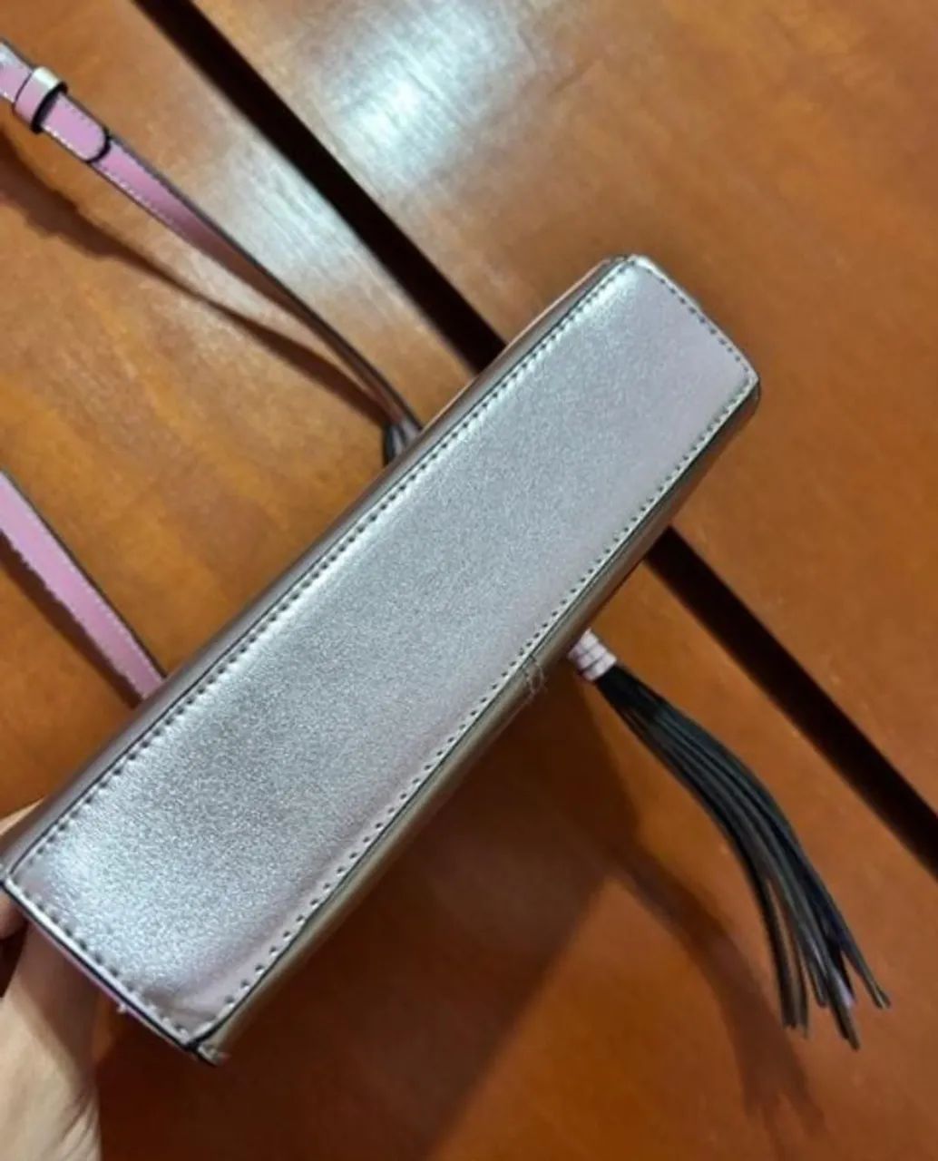 BOLSA AREZZO PRATA METALIZADA COM TASSEL - Foto 2