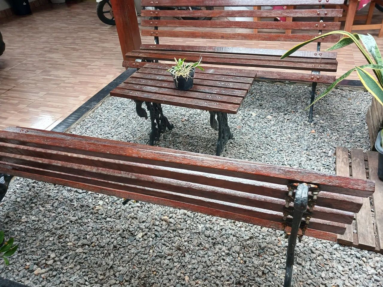 Conjunto de bancos e mesa para Jardim 